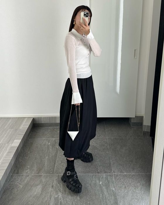 GUのブラックの「バブルヘムミディスカート」