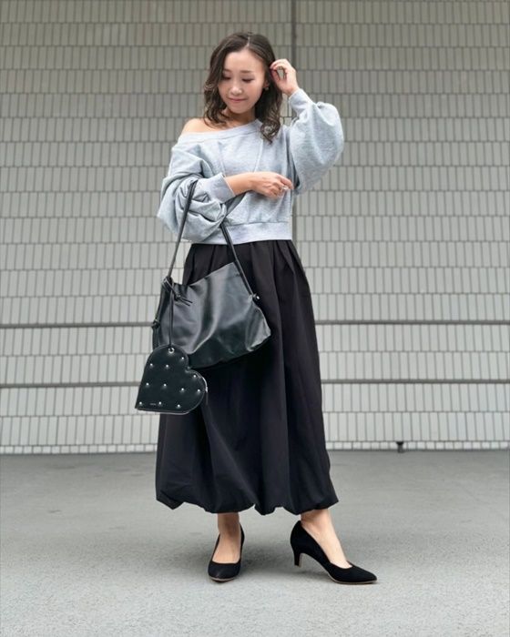 GUのブラックの「バブルヘムミディスカート」