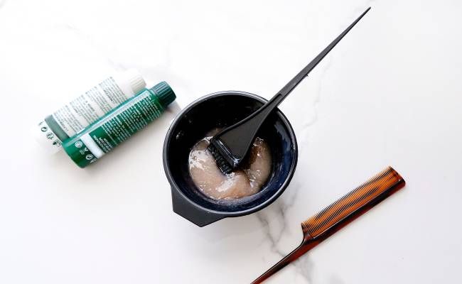 ヘアカラー剤とコームのイメージ