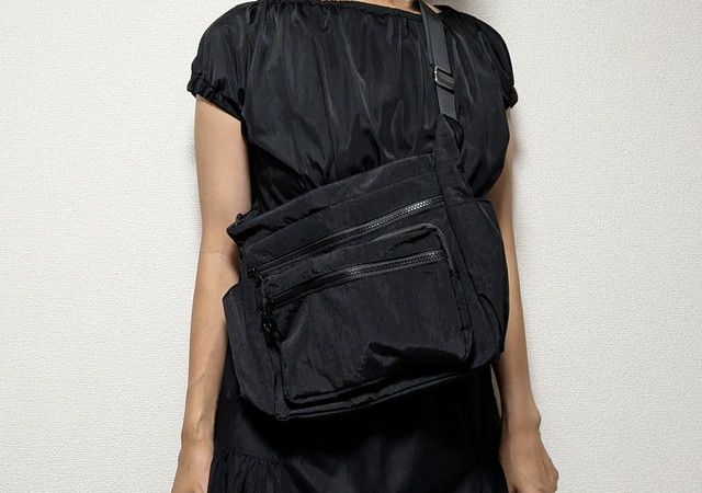 東武トップツアーズショルダーバッグ持ったところ