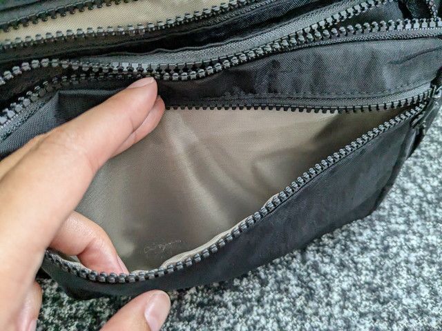 東武トップツアーズショルダーバッグ背面ポケット
