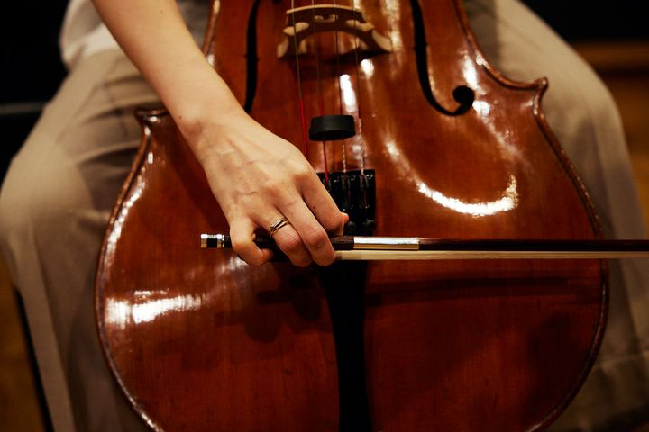 チェロを弾く様子