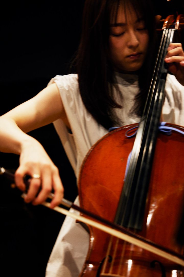 チェロを弾く渡邊ゆかりさん