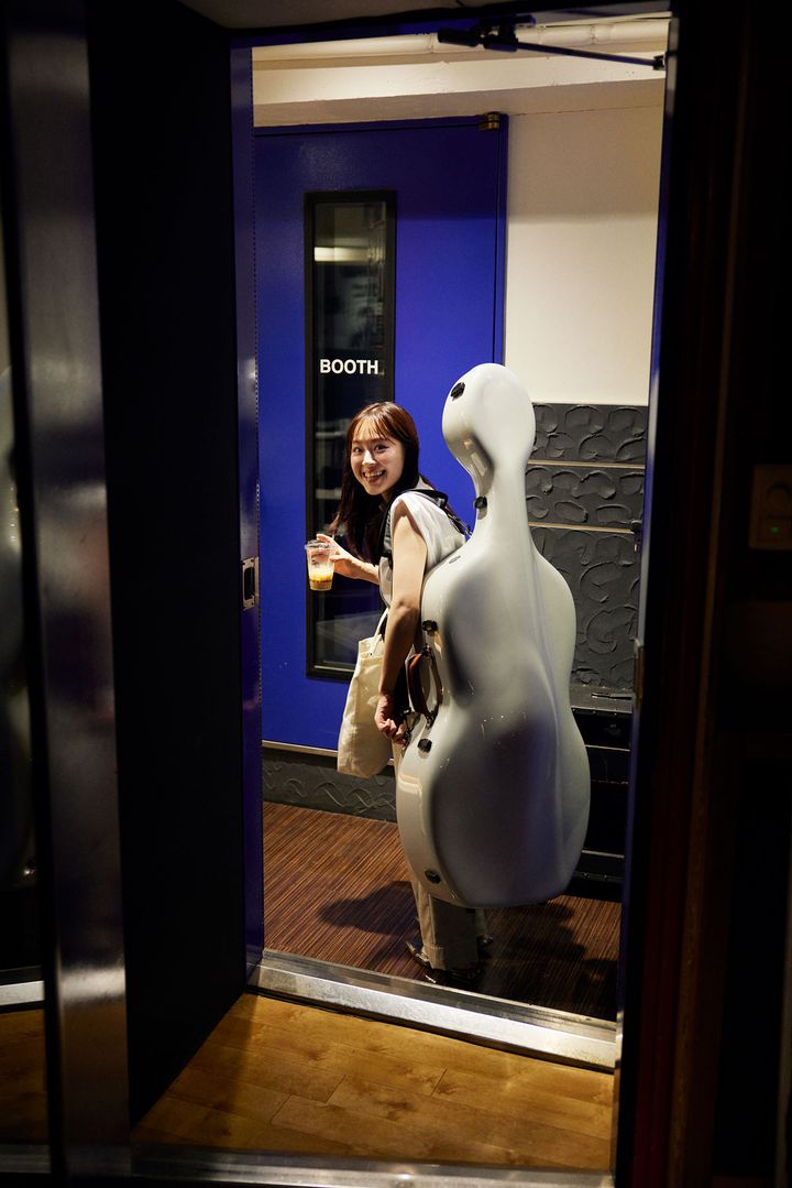 楽器ケースを背負った渡邊ゆかりさん