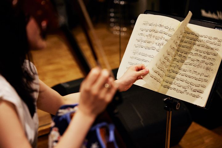 楽譜をめくる渡邊ゆかりさん