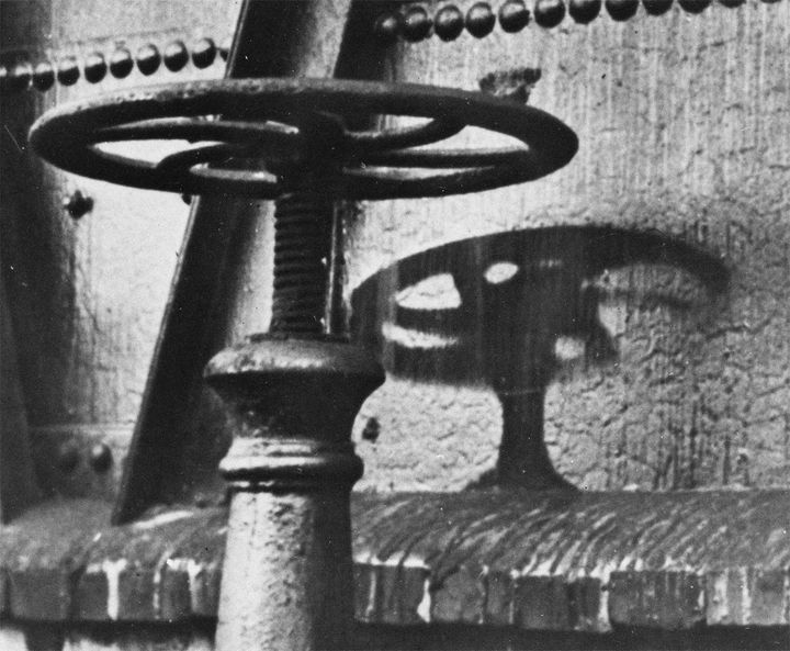 なぜ石に人の影が残ったのか