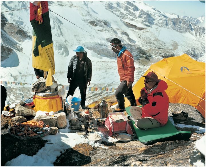 カンチェンジュンガ登攀前に安全祈願の“プジャ”を行うシェルパたち