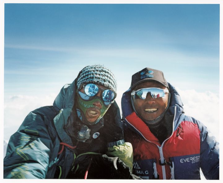 シシャパンマ（標高８０２７ｍ）の頂に立つシェルパ、ニマ・ヌル（左）とリーダーのミンマ・Ｇ（右）。