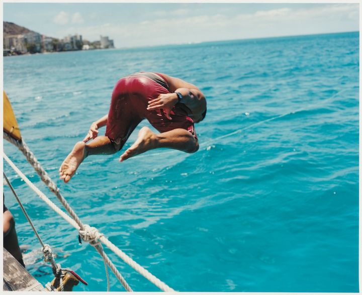 ハワイの伝統航海術復興のシンボル、ホクレア号から飛び込む青年
