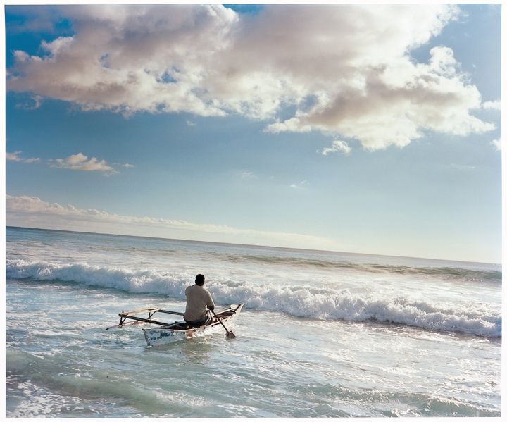 キリバス・クリスマス島の漁師がカヌーで漁に向かう