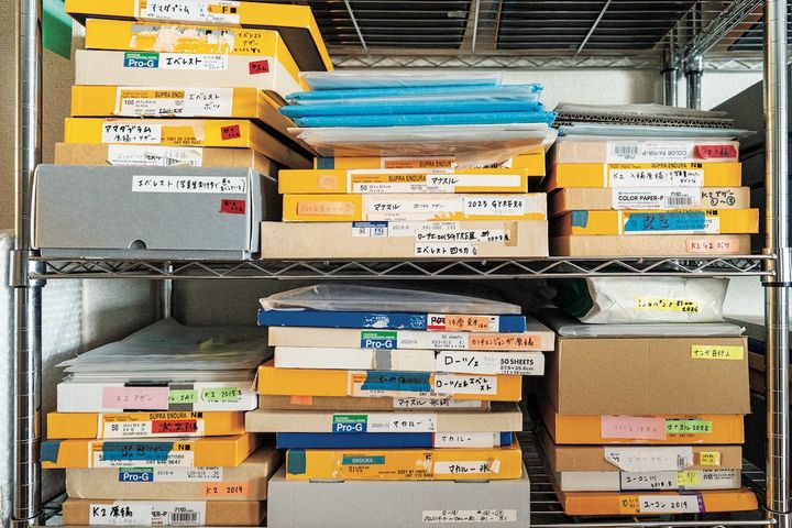 オフィスにはこれまでの膨大な旅の記録としてのフィルムやプリントが保管され、再び構成される日を待つ。