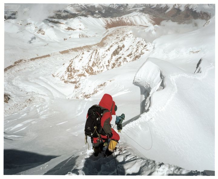 シシャパンマ山頂から下山を開始する。登っているときには気づかなかった雪庇に注意しながら慎重に下った。