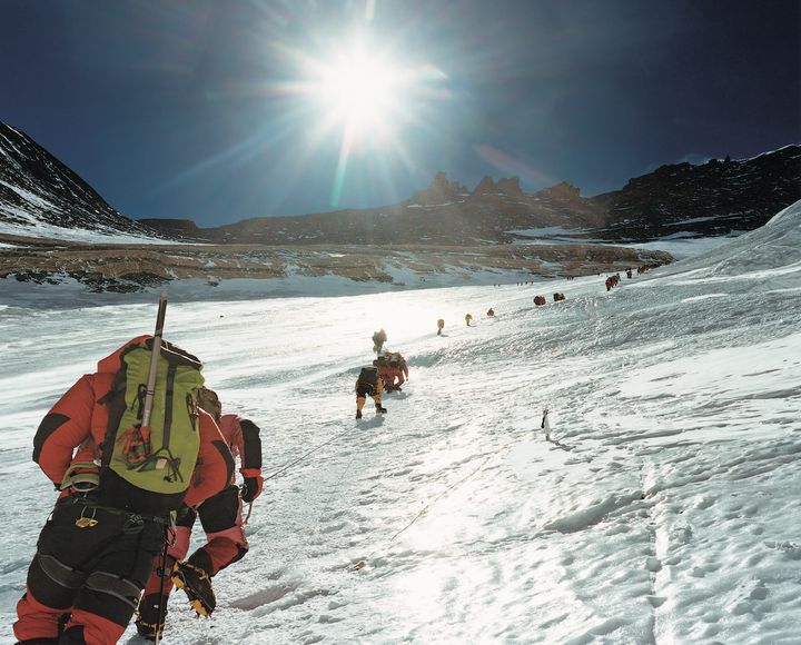 ローツェ・フェイスの斜面を進む登山者たち