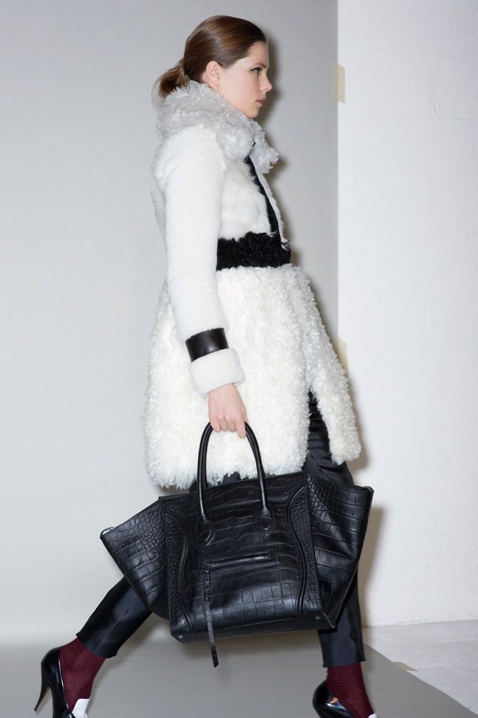クロコスタンプカーフスキンを使用した「ラゲージ ファントム」。2011年プレフォールコレクションより。 Photo_ Courtesy of Celine