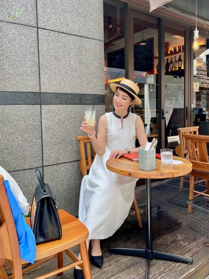 ハット：田中帽子店 ワンピース：SHIPS バッグ：eb.a.gos パンプス：GALLARDAGALANTE