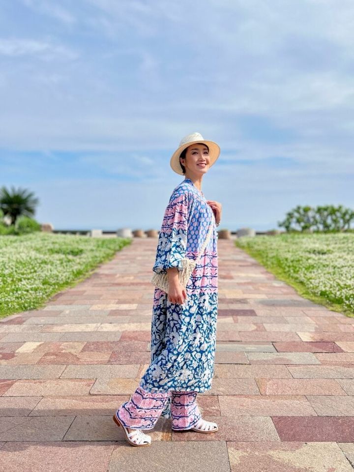 ハット：MAZZANTI ワンピース・パンツ：VIOLETTE ROOM マクラメバッグ：BEAMS グルカサンダル：FAEDA