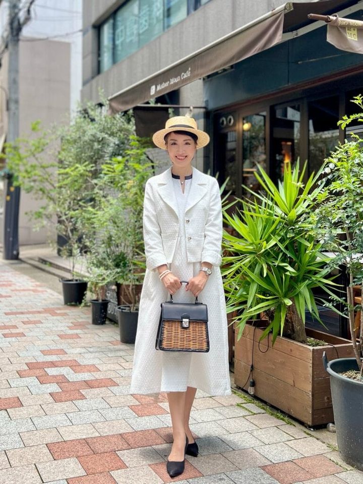 ハット：田中帽子店 ジャケット・ワンピース：SHIPS ネックレス：ear PAPILLONNER バッグ：eb.a.gos パンプス：GALLARDAGALANTE