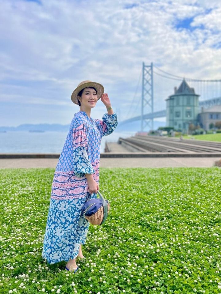 ハット：BEAMS BOY ワンピース：VIOLETTE ROOM バッグ：eb.a.gos シューズ：SHIPS