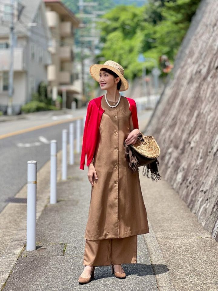 ハット：tocit ロングジレ・パンツ・カーディガン：SHIPS ネックレス：ear PAPILLONNER バッグ：eb.a.gos パンプス：GALLARDAGALANTE