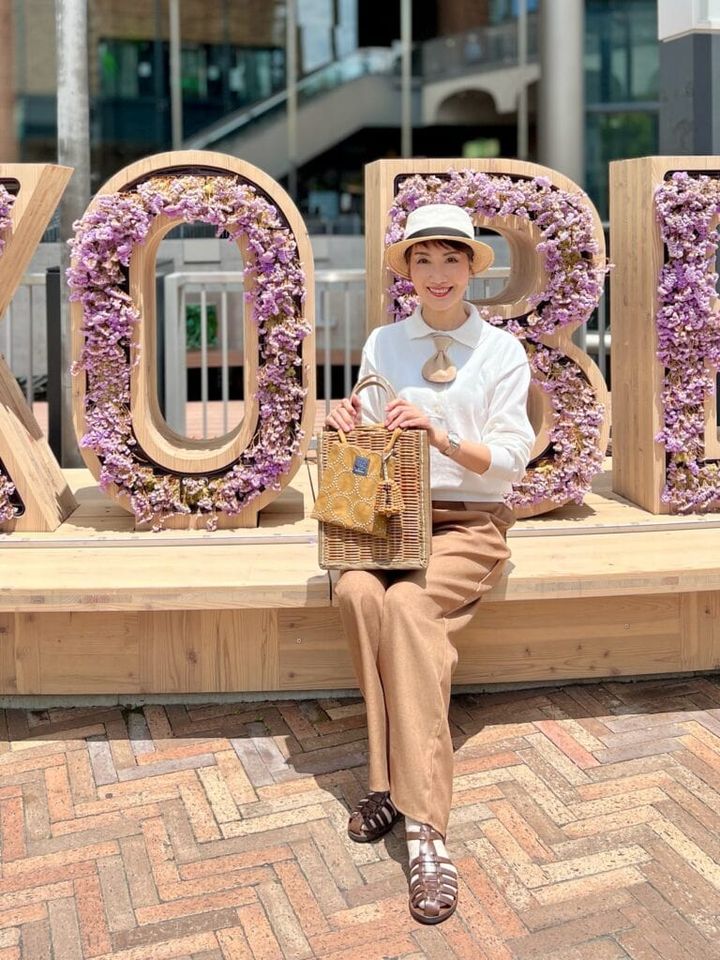 ハット：SASHIKI ニット：SHIPS Qタイ：テーラーコフジ バッグ・チャーム：eb.a.gos パンツ：SHIPS グルカサンダル：CORSO ROMA 9