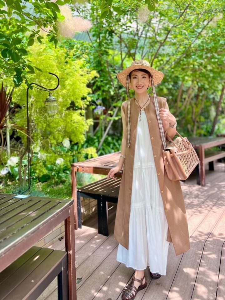 ハット：ear PAPILLONNER ロングジレ：SHIPS ネックレス：CHAN LUU ティアードキャミワンピース：LOUNGEDRESS バッグ：eb.a.gos グルカサンダル：CORSO ROMA 9