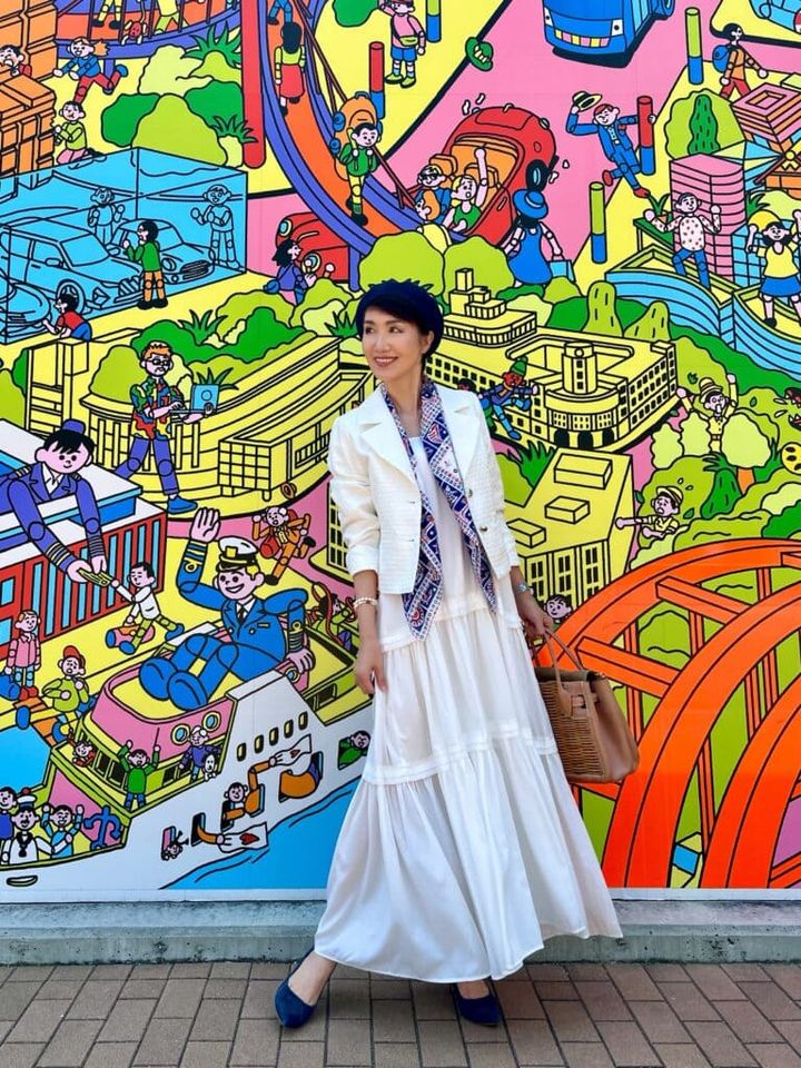 ベレー帽：BEAMS BOY ジャケット：SHIPS ティアードキャミワンピース：LOUNGEDRESS スカーフ：SHIPS バッグ：eb.a.gos パンプス：GALLARDAGALANTE