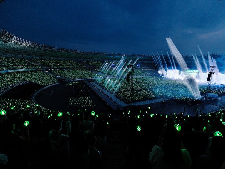 会場が緑⼀⾊に染まった「Go Bigor Go Home」では緑⾊の花⽕も上がり、真夏の夜の特別なスタジアム公演を彩る