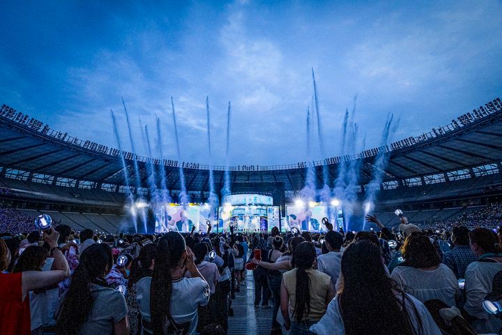 ウォーターキャノンはアリーナを囲むように据えられ、左右だけでなく前⽅、後⽅からも⽔が⾶び出し、まさにウォーターパークのよう