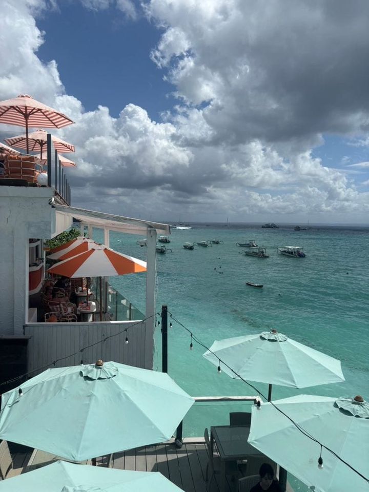 レンボンガン島 レストラン 外観