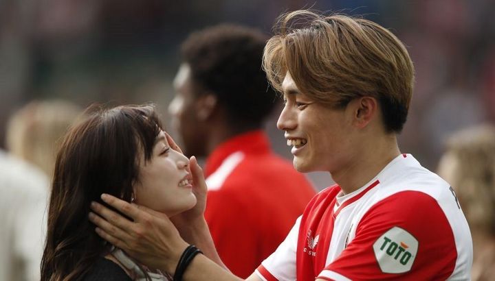 「ウインク最高」「さいこうにかわいいです」日本代表FWのモデル妻、イベントでのショットに絶賛の嵐