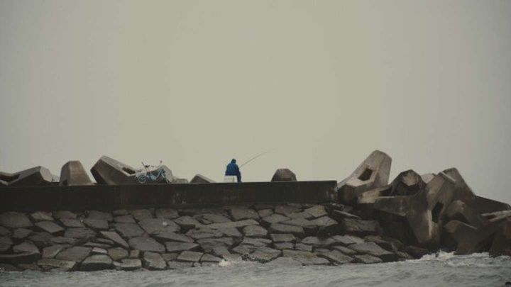 対岸の釣り人が...（画像はphotoAC）