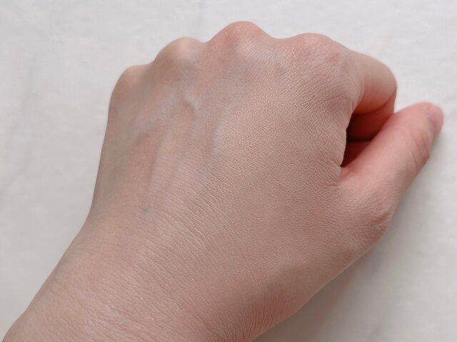 セザンヌ シフォンフィットクッションファンデーション 10 明るいオークル系 手の甲に付ける