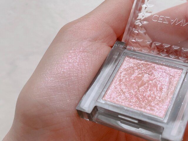 セザンヌ シングルシャイニーアイシャドウ 02 サクラプリズム 手の平に付ける