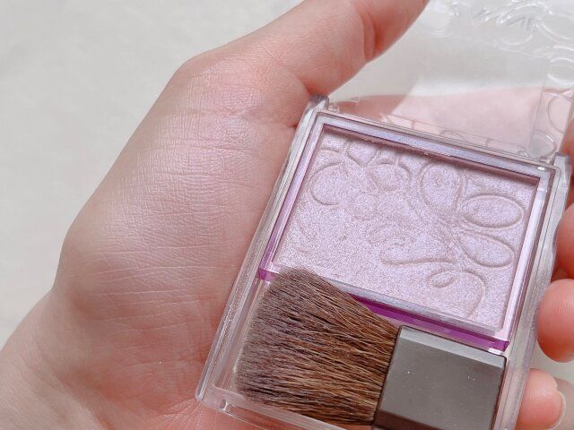 セザンヌ パールグロウニュアンサー N2 ライラックムード 手に平に付ける