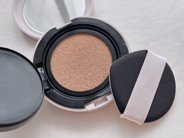 セザンヌ シフォンフィットクッションファンデーション 10 明るいオークル系 コンパクトが開いた状態