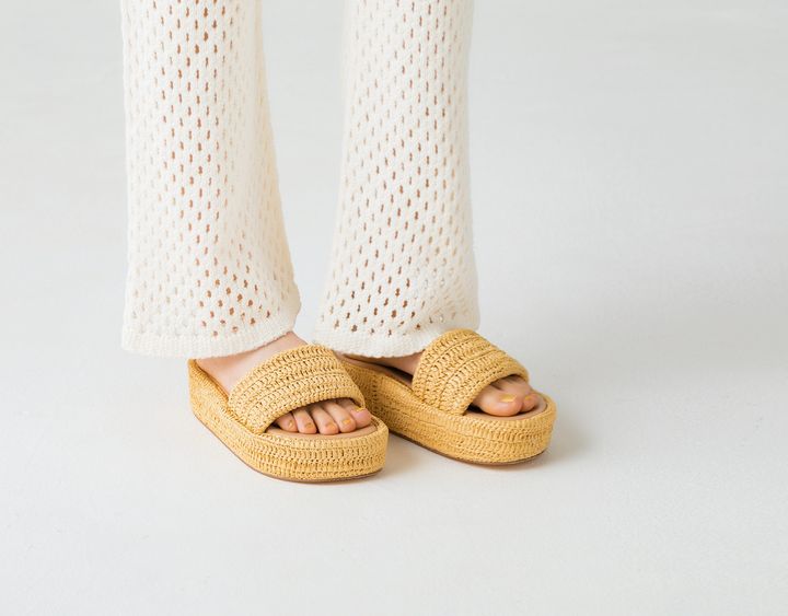 身長が盛れて全身のバランスもとりやすい厚底サンダル。内側やインソールはヴィーガンレザーでクッション性があり、歩きやすさも折り紙付き。