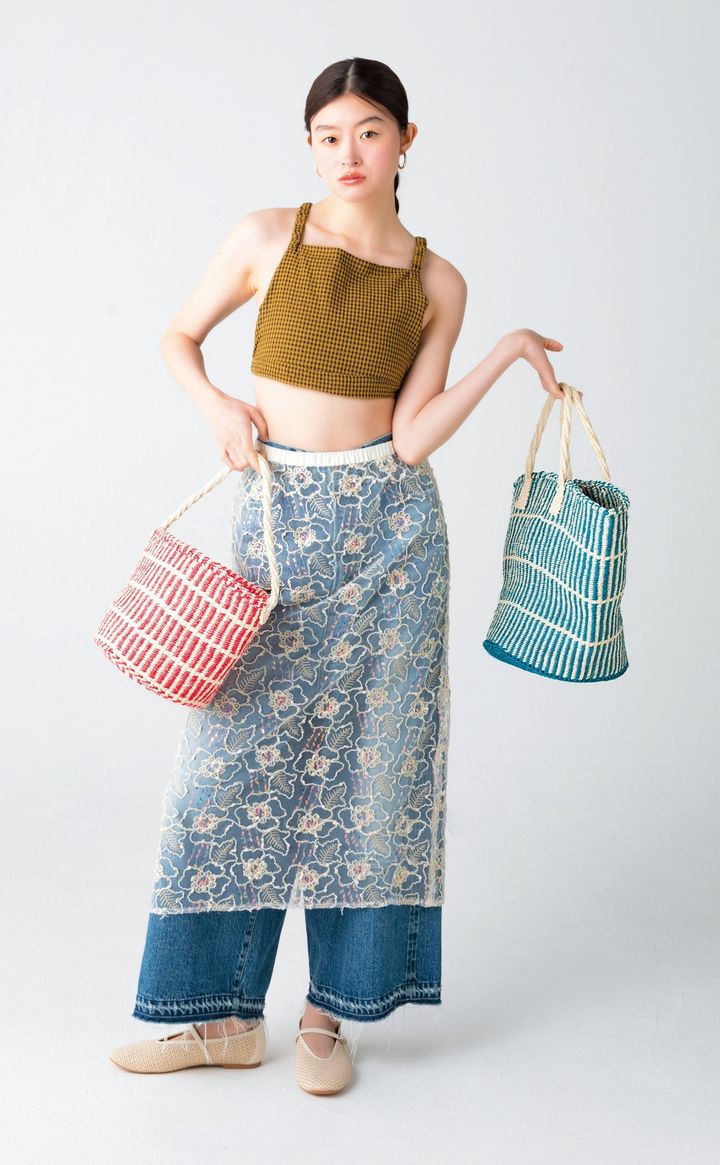 ケニア・マチャコスの女性たちが手作りしているかごバッグ。丈夫なサイザル麻で編まれており、長く愛せるのも嬉しい。フェアトレードアイテムで売り上げの一部は現地の人々の支援に使われる。