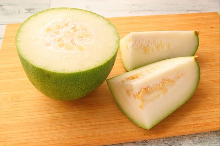 写真の冬瓜（1/4サイズ）で約760g。ぜんぶ食べても114kcalと低カロリー！