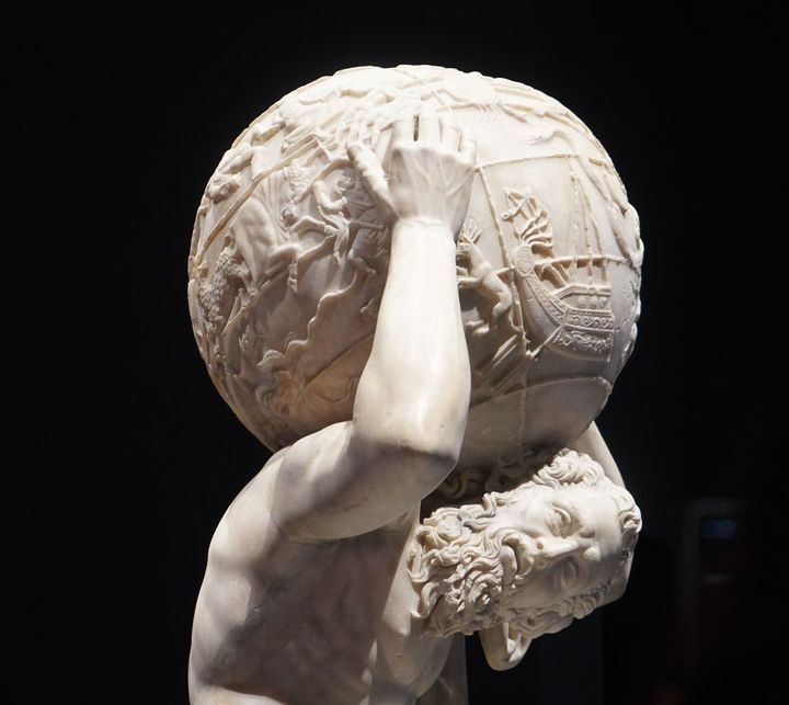 顔と腕・手は16世紀の修復で追加されたもの