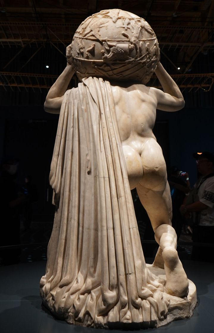 筋肉質な体やマントの表現にも注目