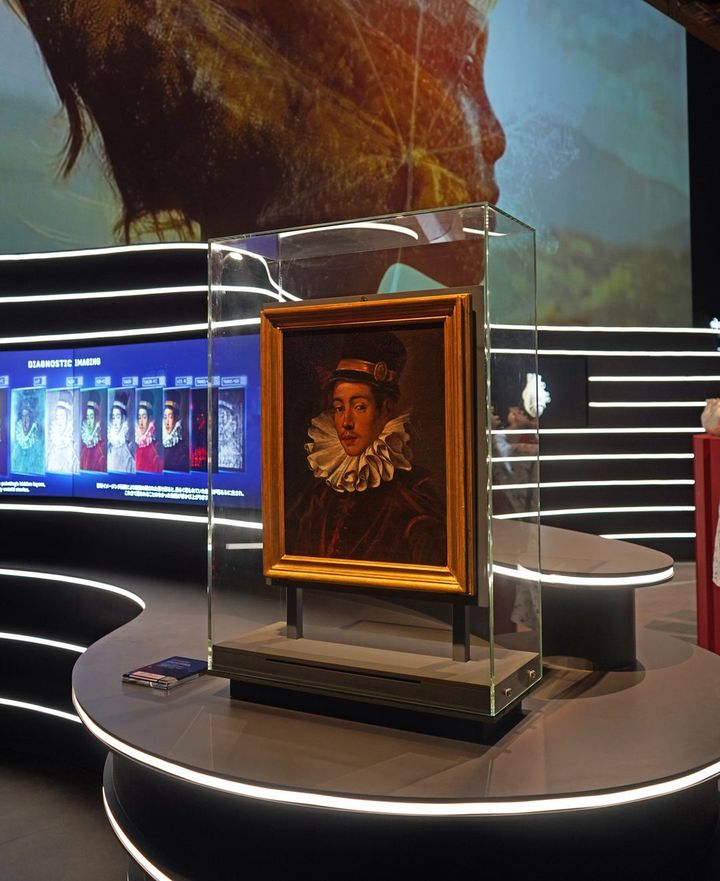 「エクスペリエンスエリア」の左手前に展示されている「伊東マンショ像」