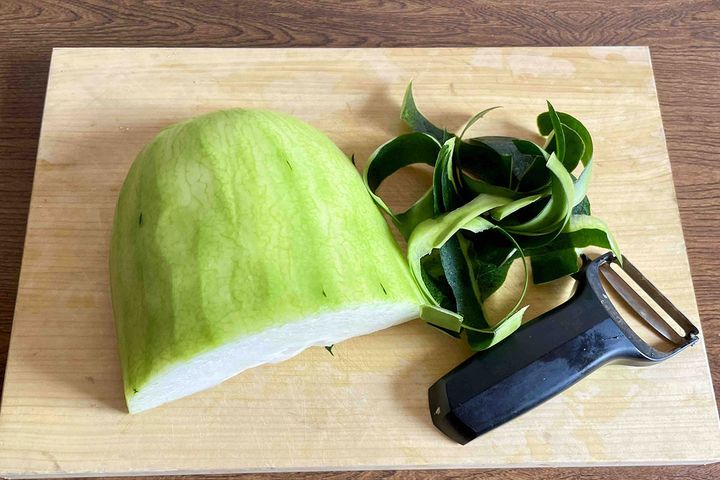 冬瓜の皮むきはピーラーを使うとラクです。