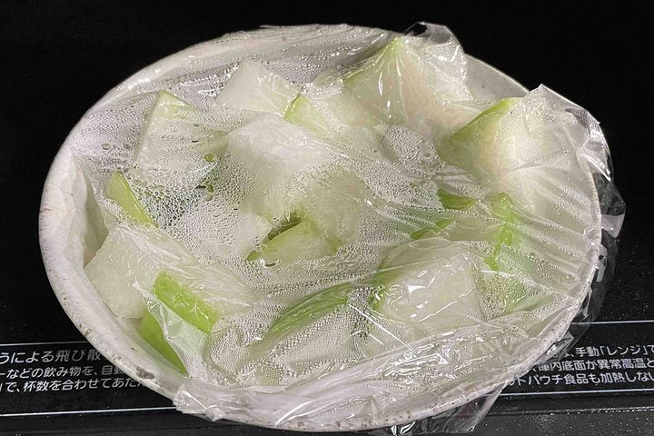 暑い夏は、レンチン下ゆでが合理的。ラップはふんわりかけてください。
