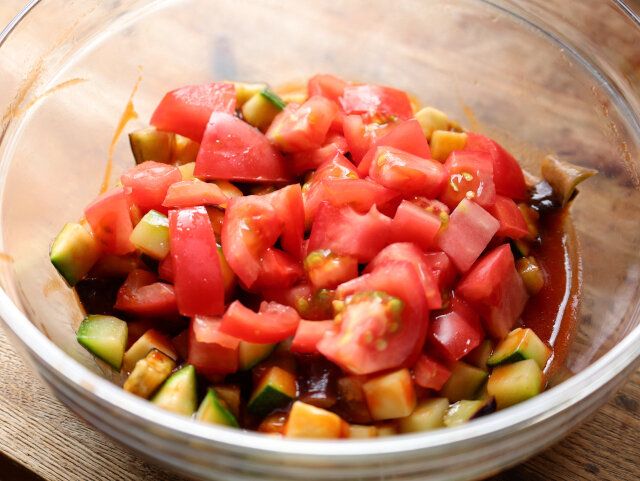 ④を加えたら、ラップをふわっとかけて電子レンジ600Wで2分加熱する。