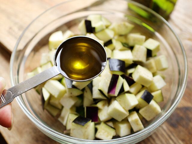 耐熱容器またはボウルに入れたら、オリーブオイル、顆粒コンソメ、塩を加える。