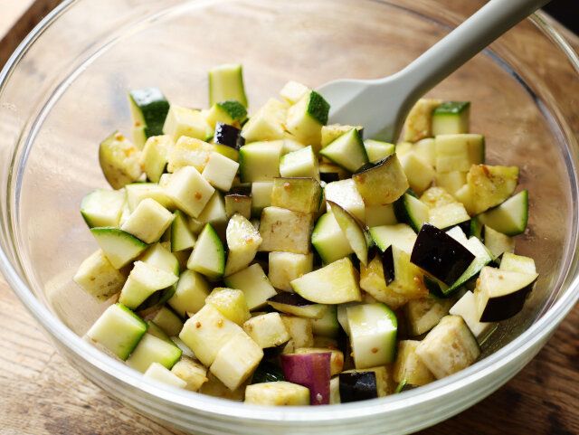 混ぜたら、ラップをしっかりとして、電子レンジ600Wで4分加熱する。