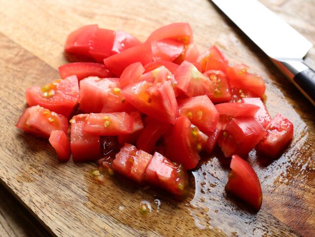 加熱している間に、トマトを2cmの角切りにしておく。