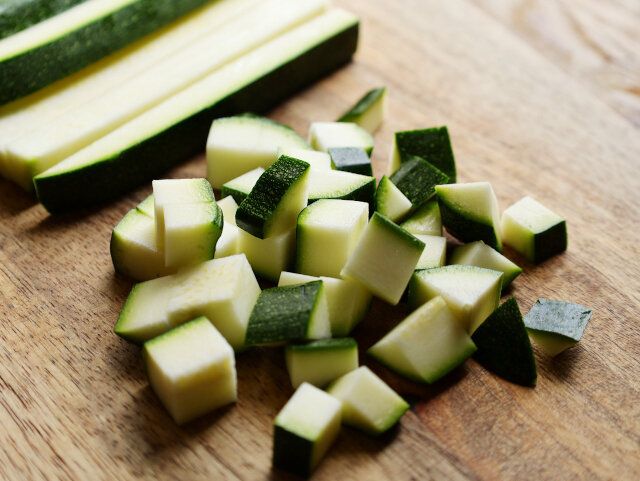 ズッキーニとなすは、1cmの角切りにする。