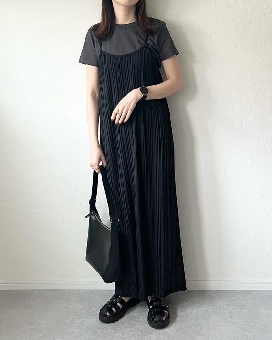 GUのグレーの「ドライウエストタックT」