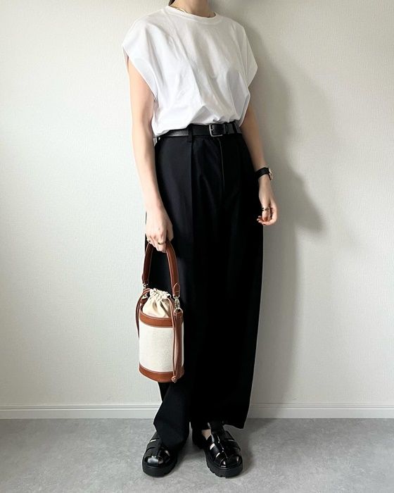 GUのオフホワイトの「ドライウエストタックT」